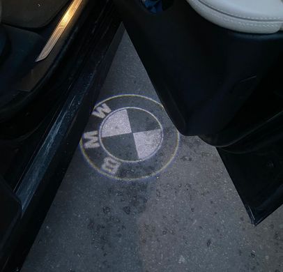 Підсвічування дверей з логотипом авто БМВ (темна) тюнінг фото