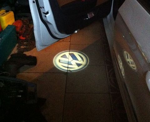 Дверний світильник для VW Passat B5 / Phaeton / Touareg з логотипом Volkswagen тюнінг фото