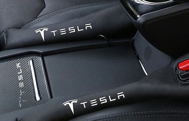 Уплотнители в зазор автомобильного сиденья Tesla тюнинг фото